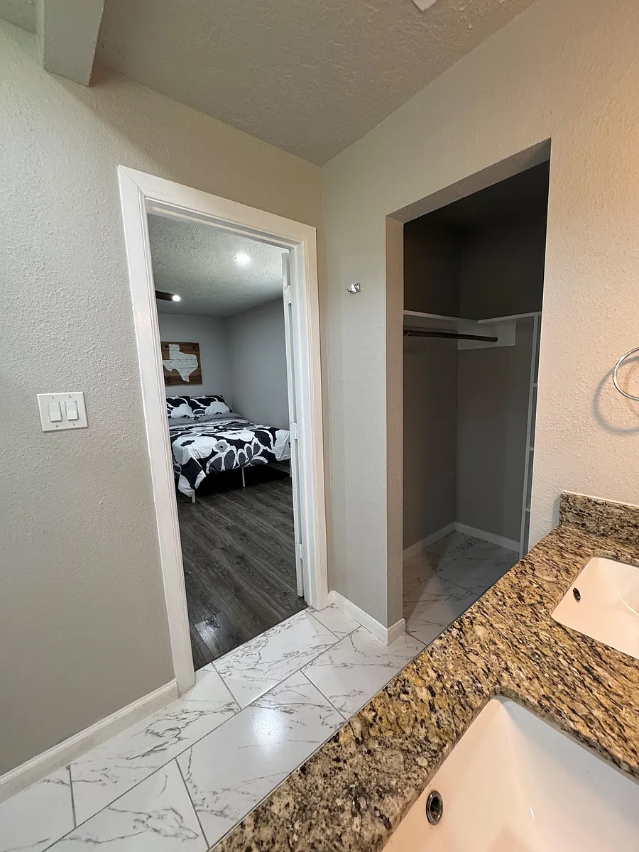 Building Photo - Oak Leaf Ln