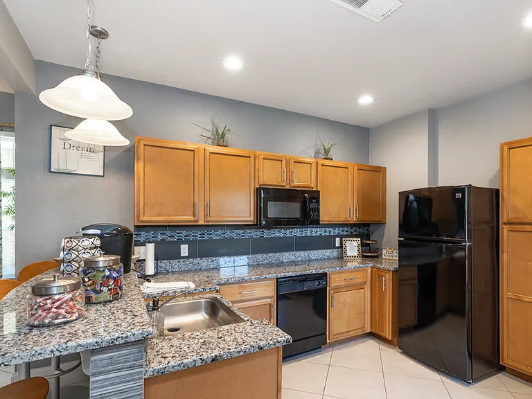 Riviera South Apartments — Photo 11