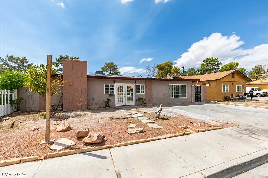 4 bed, 2.0 bath, 1798 sqft, $2,300 — Photo 3