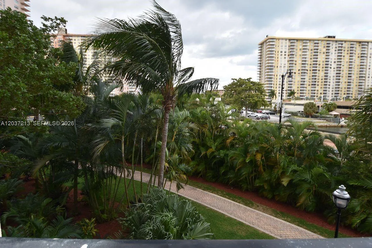 Porto Bellagio Condo — Photo 2