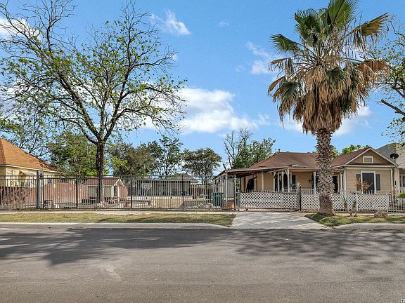 3rd image of 1518 W Travis