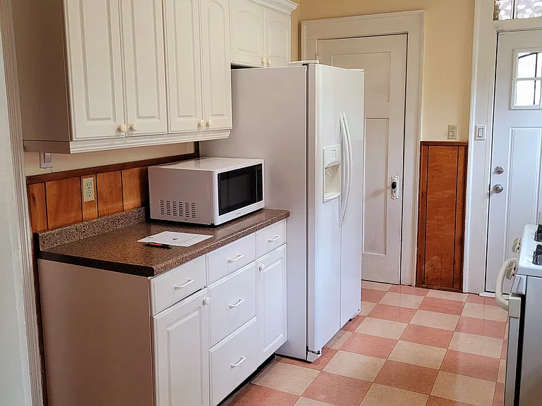 Refrigerator with icemaker