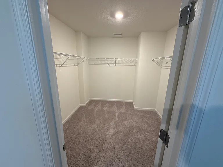 Master Bedroom Walk In Closet