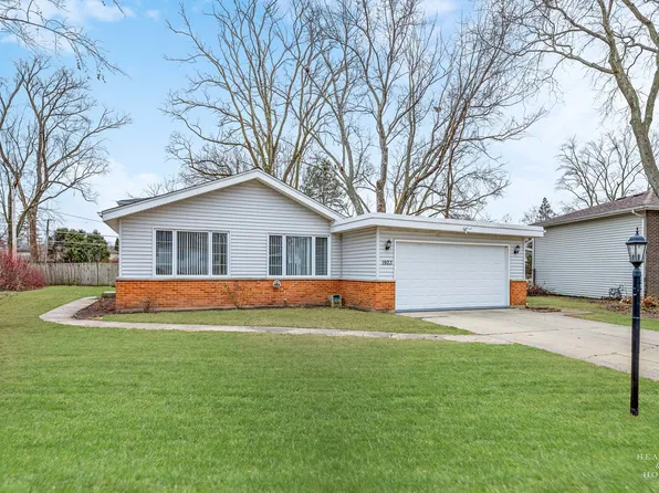 1923 E Pawnee Ln, Mount Prospect, IL 60056