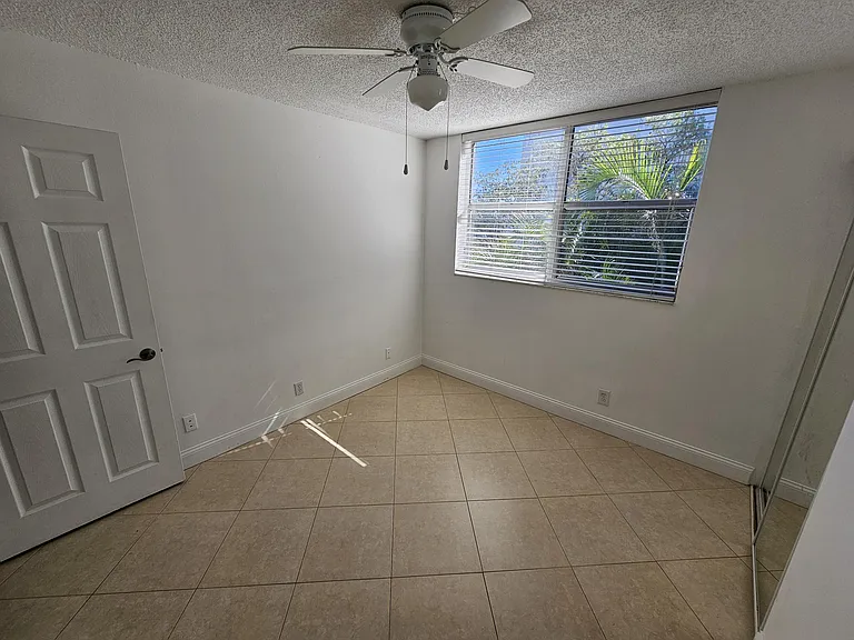 470 Executive Center Dr #2G — Photo 10