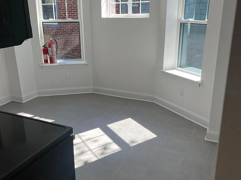 eat-in kitchen space