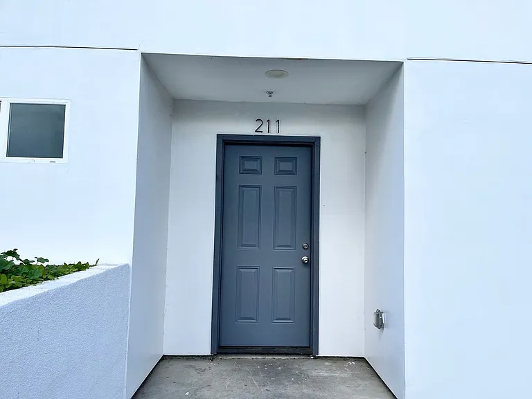 43(211) — Photo 2
