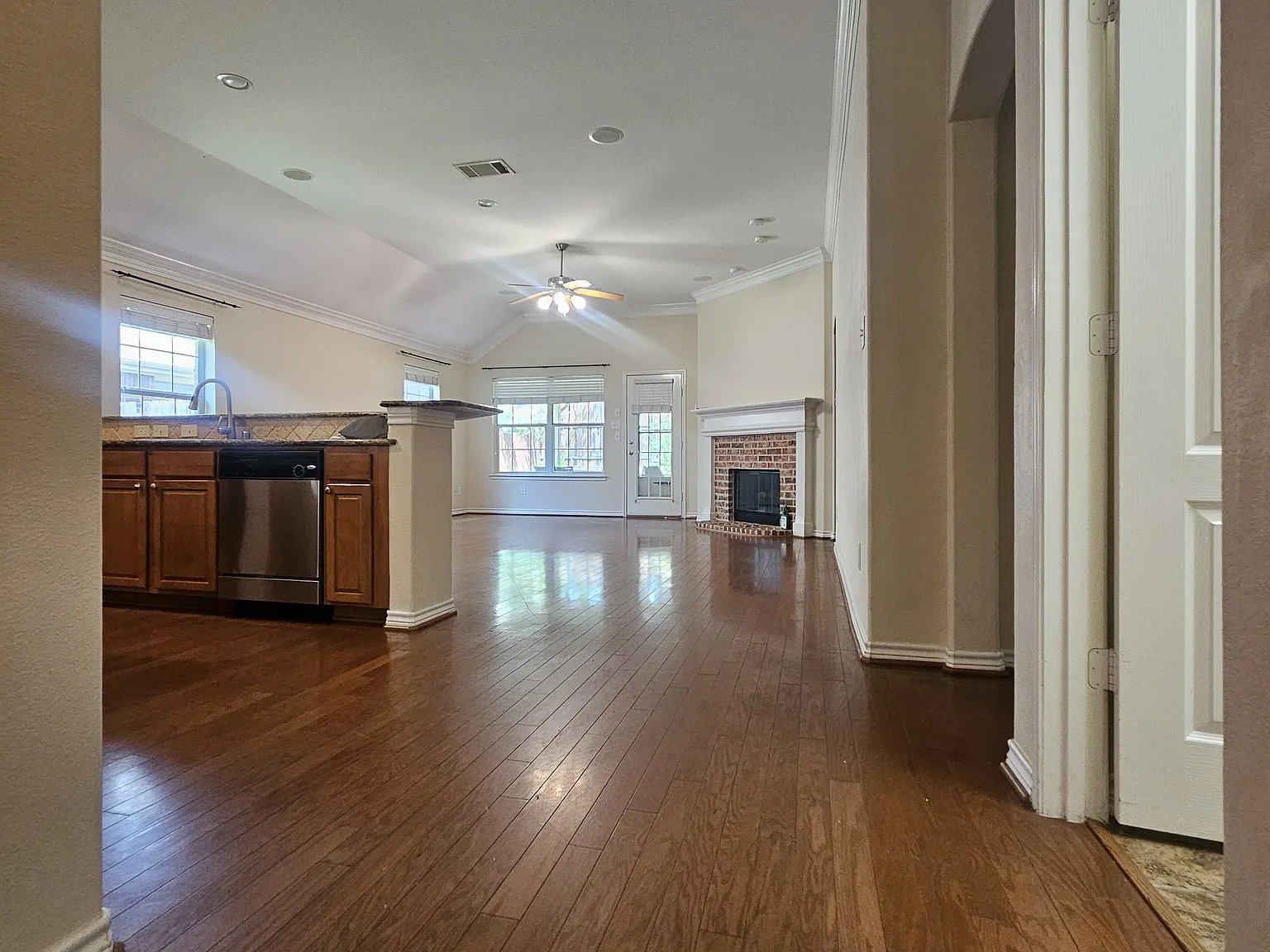 8562 Robertson Dr — Photo 3