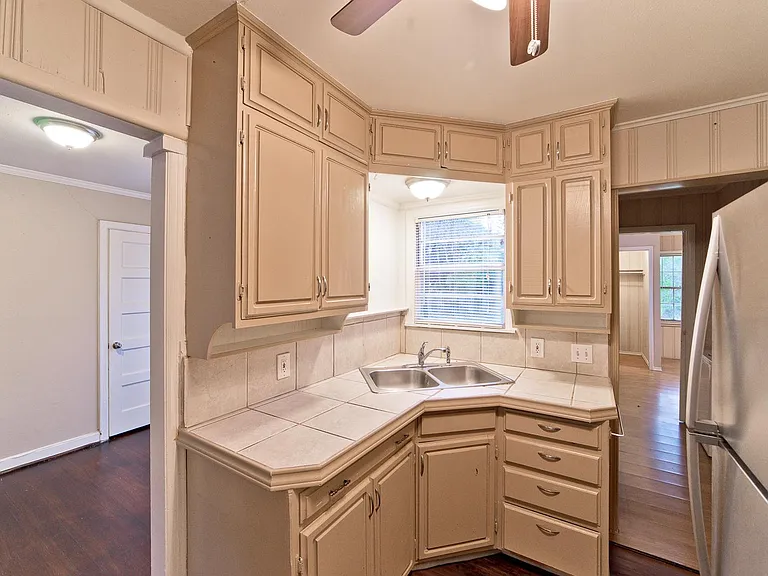 4434 Somerville Ave — Photo 7
