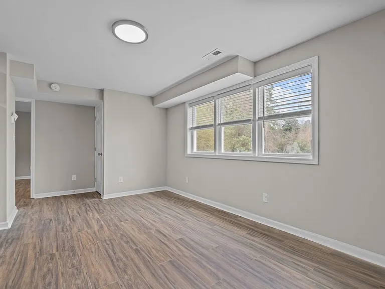 1302 E King St — Photo 24