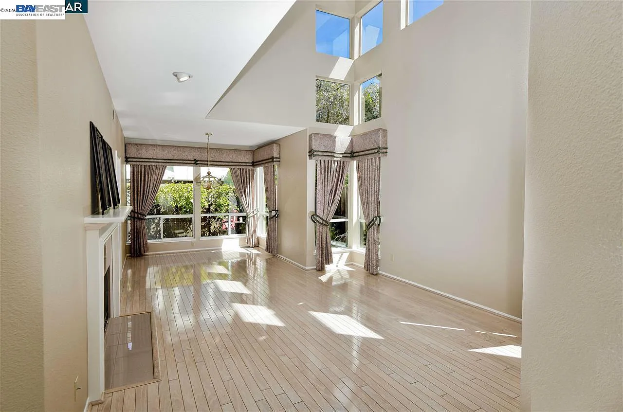 3 bed, 2200 sqft, $4,700 — Photo 3