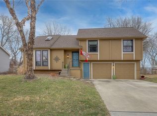 1613 NE Ridgeview Dr, Lees Summit, MO 64086