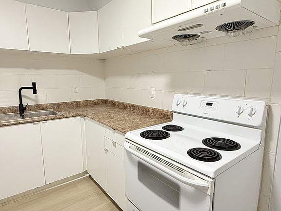 3rd image of 1989 Wyandotte St W #701