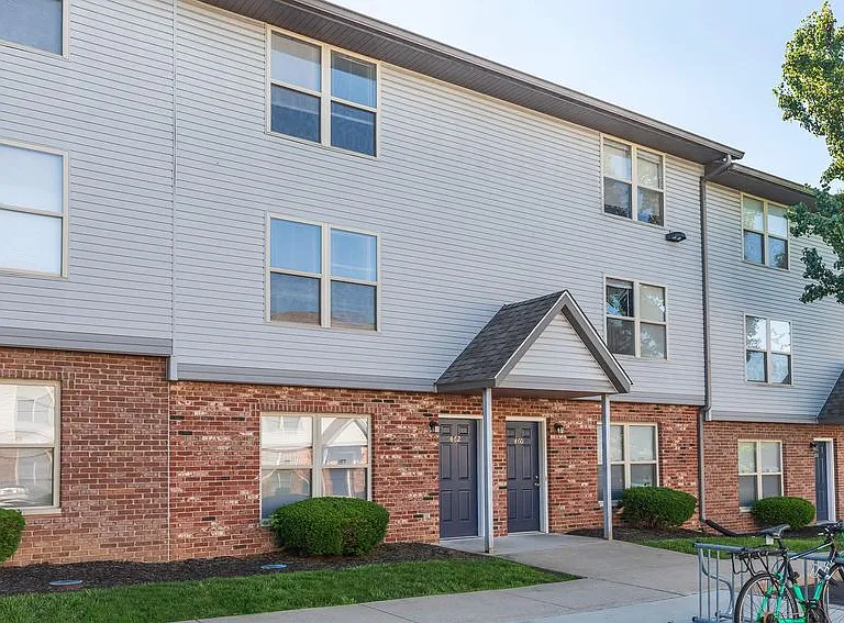 Regency Court Apartments — Photo 15
