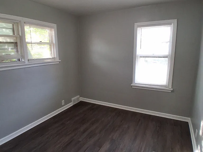 2605 W Victory Ln — Photo 9