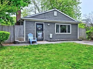 80 Saint Anns Ave, Copiague, NY 11726