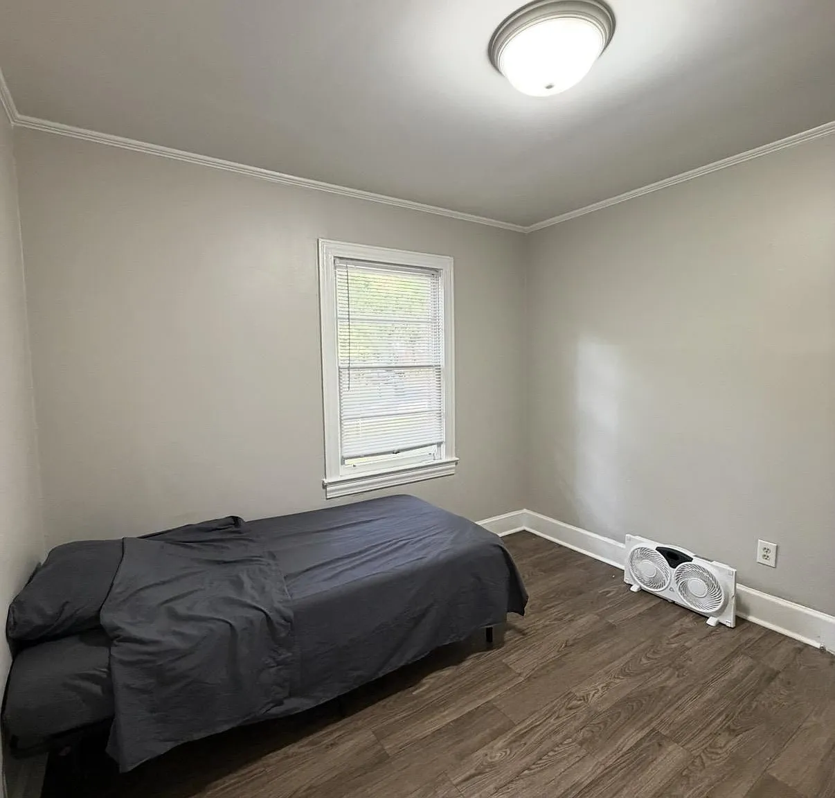 4 bed, 1.0 bath, 1000 sqft, $910 — Photo 1