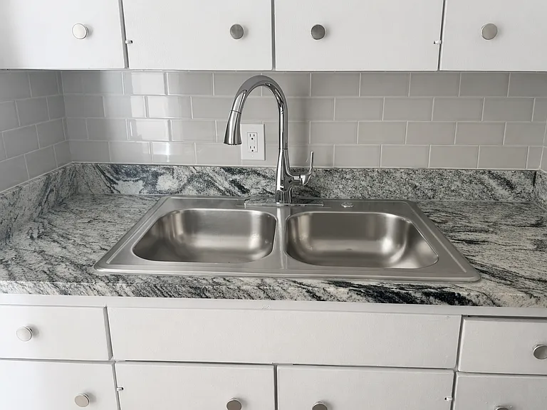 1/2 Bedroom Apartment: Kitchen