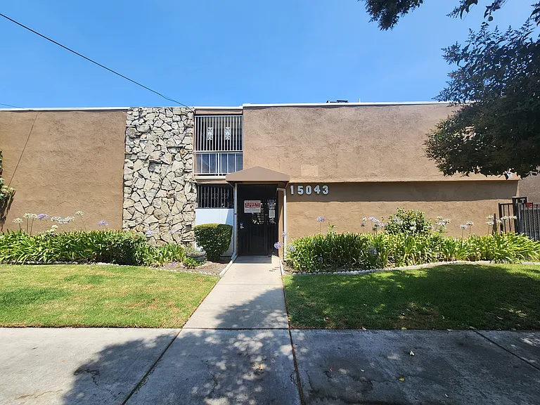 15043 Victory Blvd #11 — Photo 32