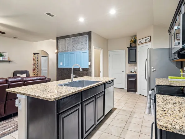 214 Meadowlands Dr, Ponder, TX 76259