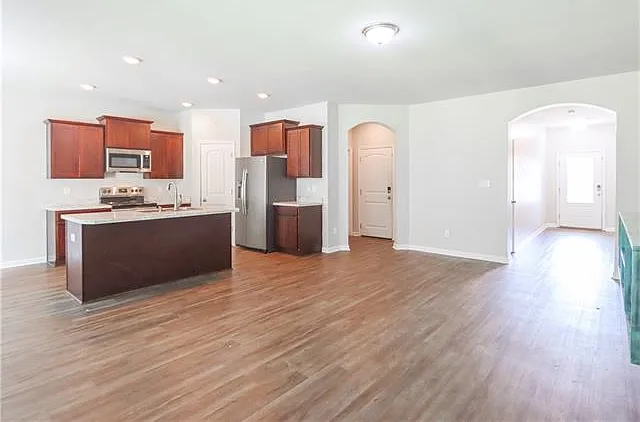 3 bed, 2.0 bath, 1477 sqft, $1,900 — Photo 2