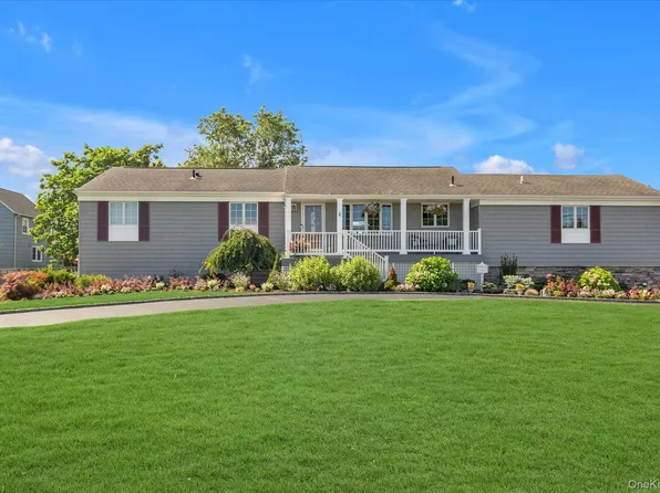 6 Montgomery Lane, Bay Shore, NY 11706