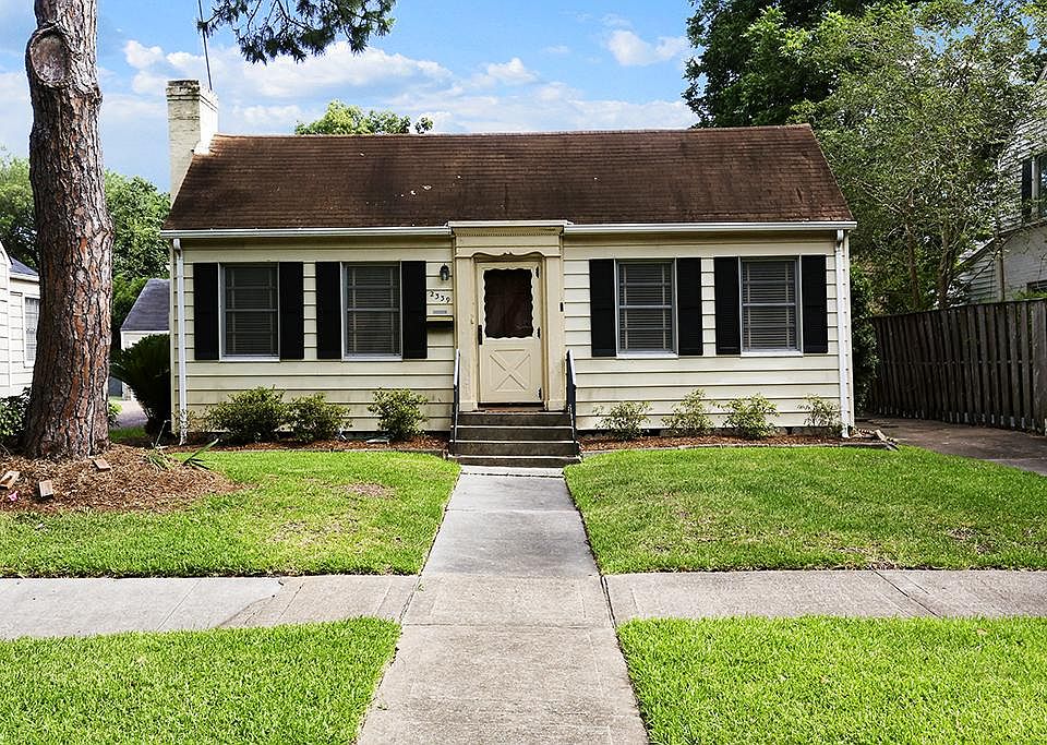 Quaint cottage on shady street in Houston's walkable Medical Center area