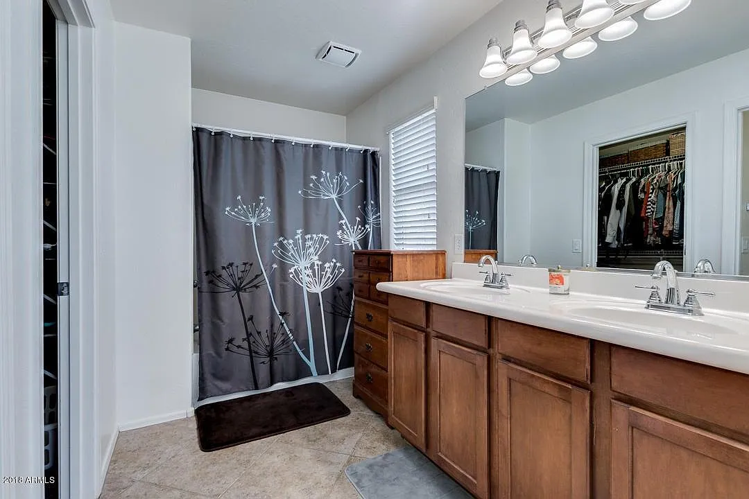 3 bed, 1418 sqft, $2,300 — Photo 4