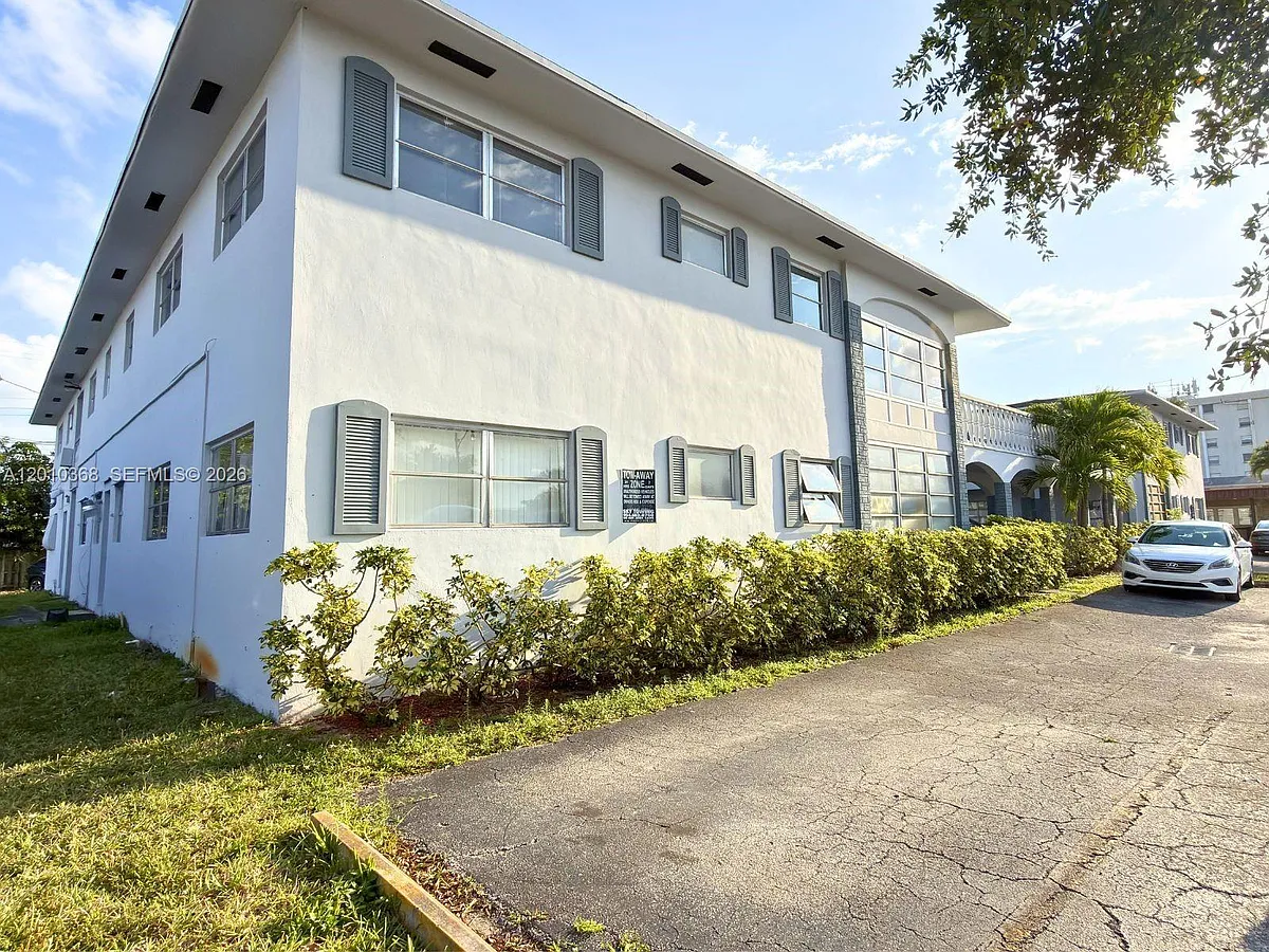 Building Photo - 5112 Hollywood Blvd #21
