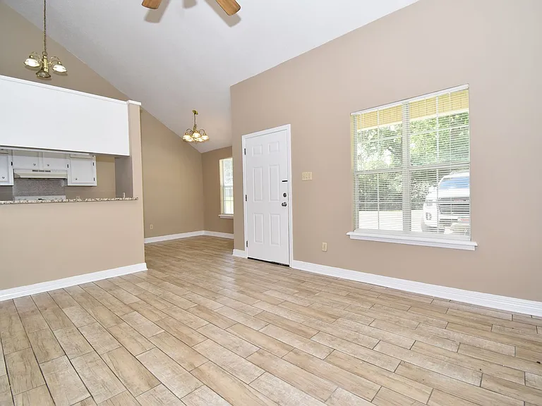 460 E Maryland Ave — Photo 4