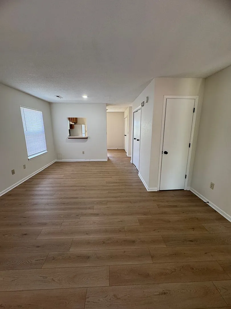 675-677 W. Country Squire Ct. — Photo 2
