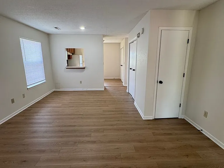 675-677 W Country Squire Ct — Photo 2