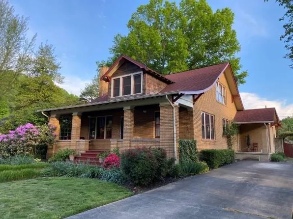 208 4th St, Paintsville, KY 41240