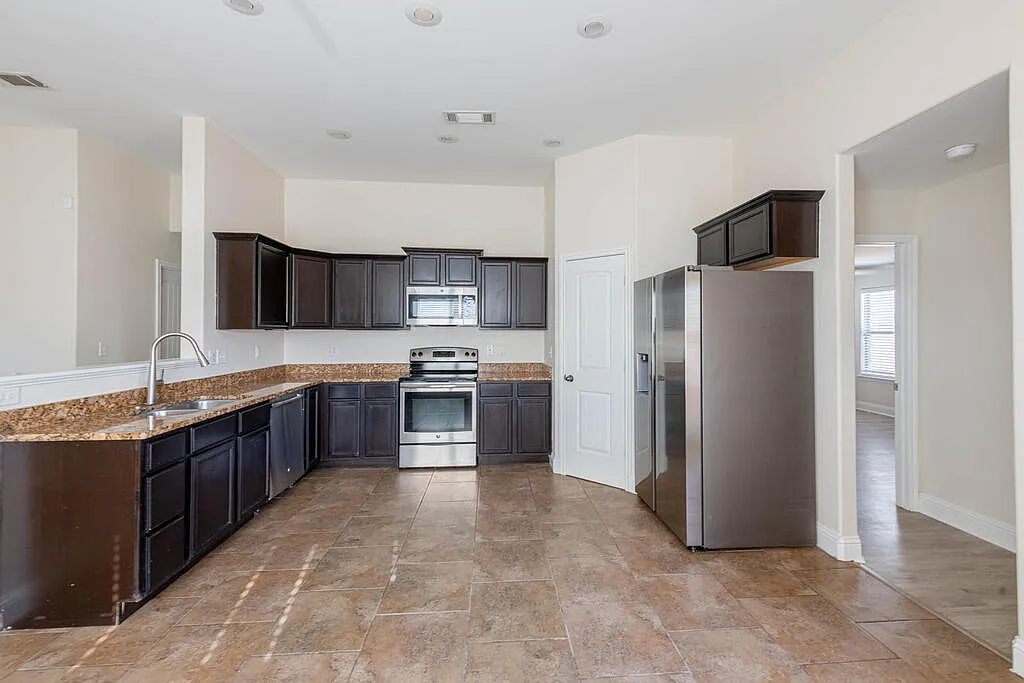 3 bed, 2.0 bath, 1474 sqft, $2,400 — Photo 4