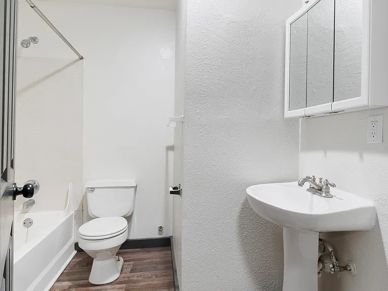 Lauriston Apartments — Photo 46