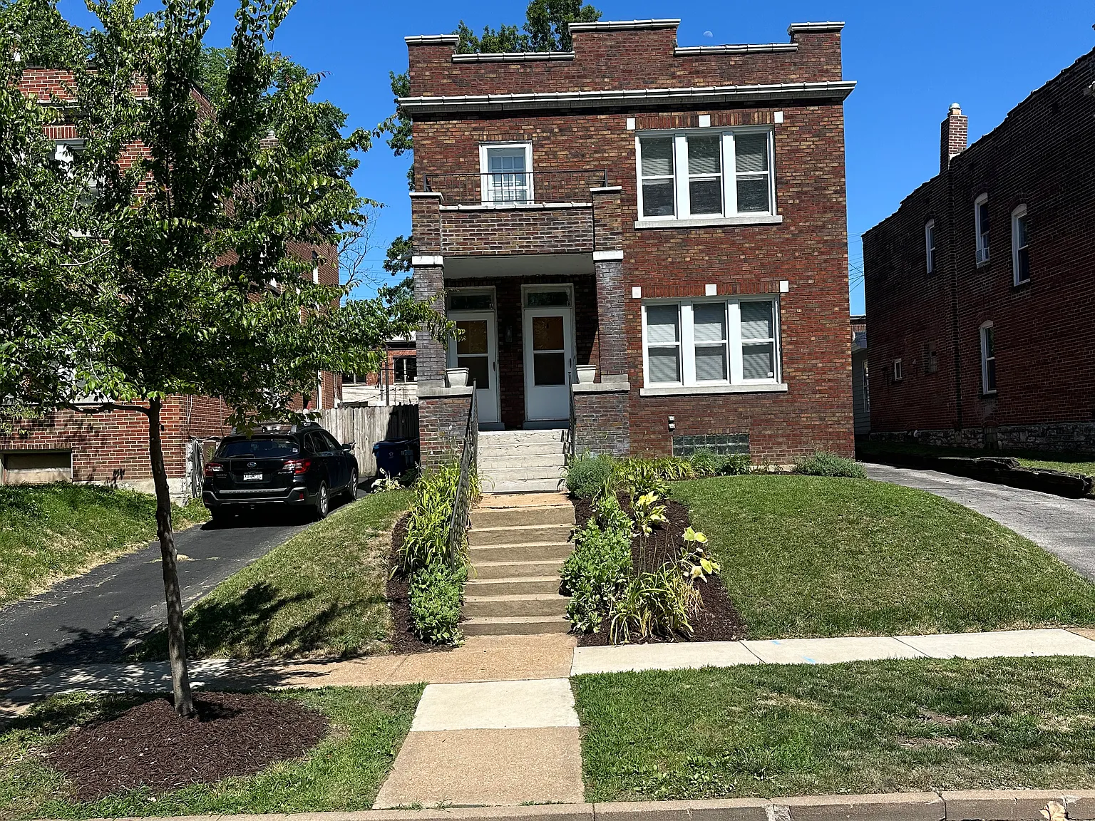 1020 Commodore Dr — Photo 1