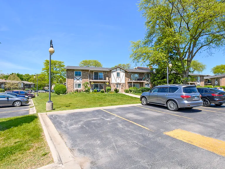 16W540 Lake Dr #9A-201 — Photo 3