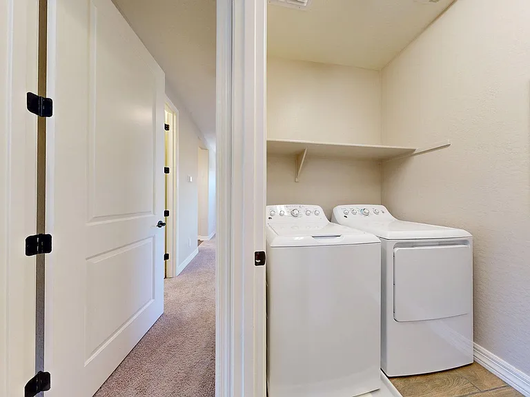 209 E Beatryce St — Photo 27