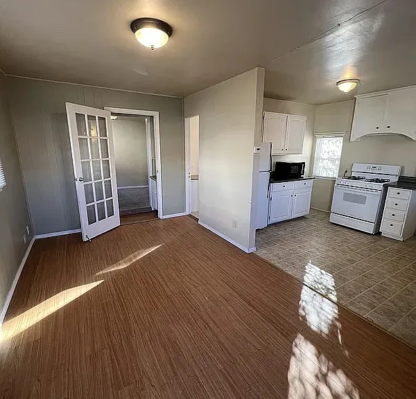 400 E 24th St #4 — Photo 2