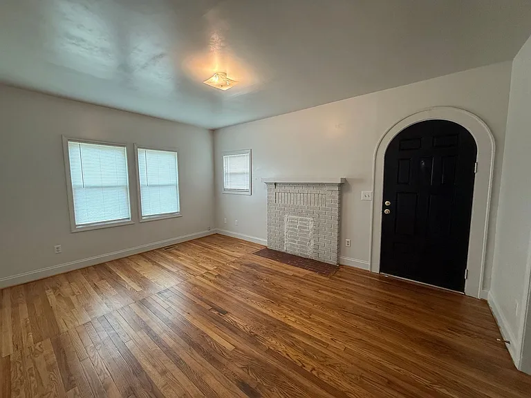1016 Grace Ave — Photo 3