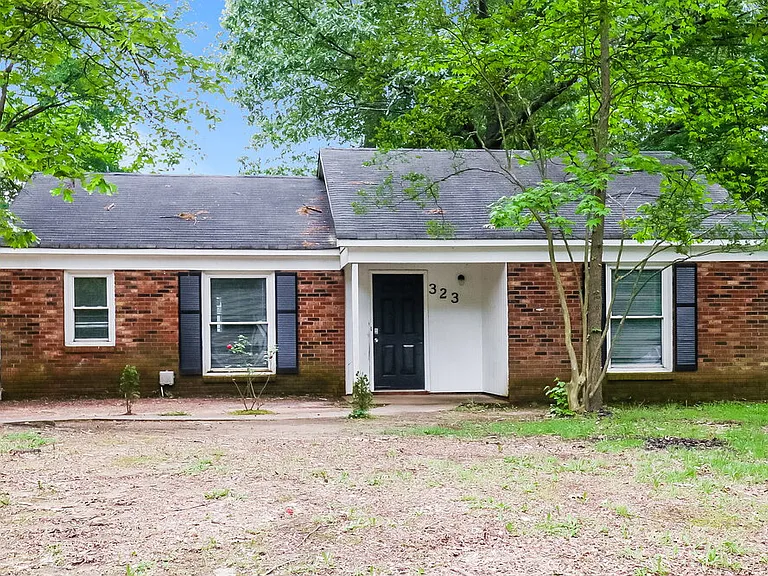 323 Huntsmoor Dr — Photo 1