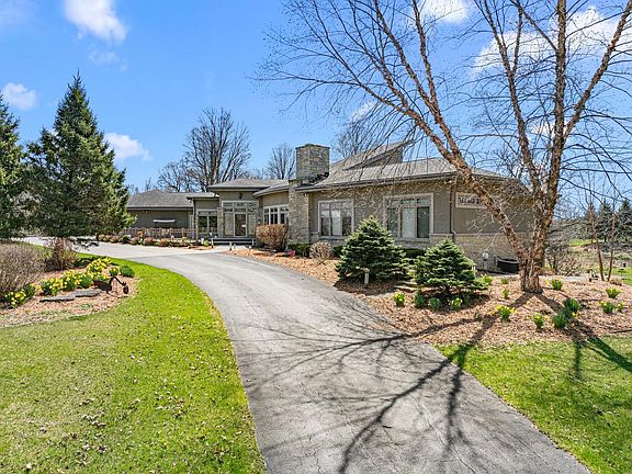 2nd image of 790 Erin ROAD