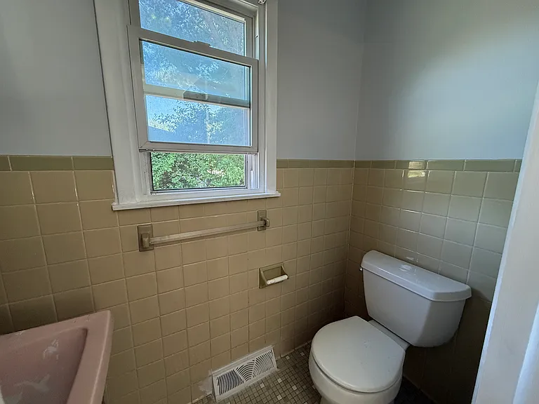 1st floor 1/2 bath