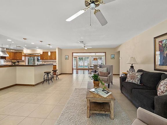 4th image of 802 Allamanda Dr