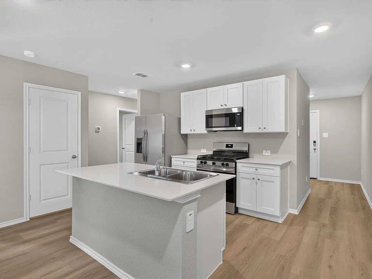 4 bed, 1566 sqft, $1,995 — Photo 3