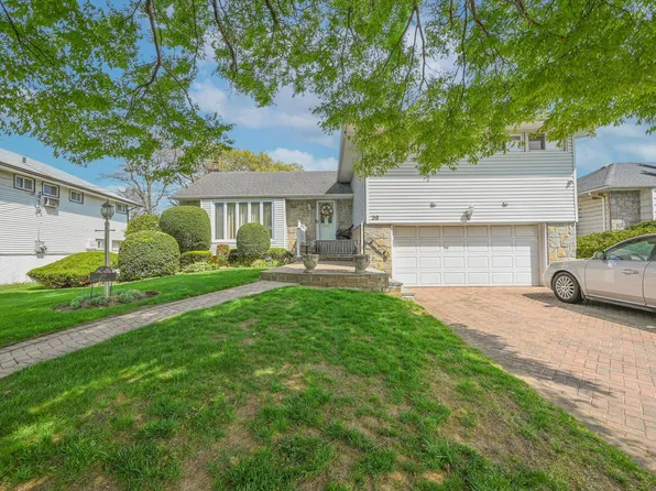 39 Primrose Lane, Roosevelt, NY 11575