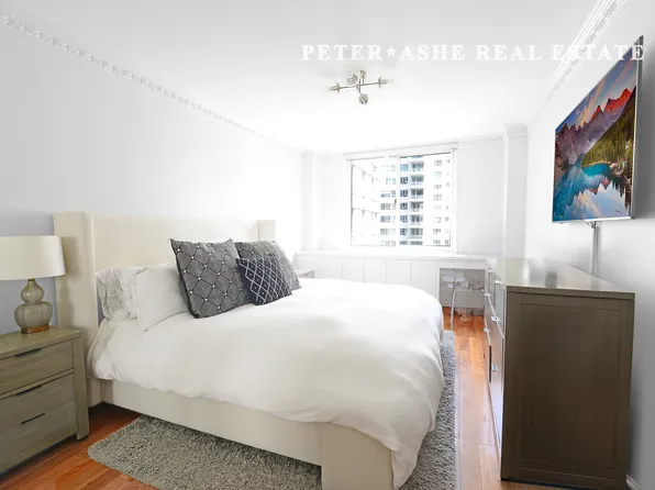 220 East 65th Street image 8 of 23