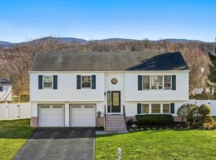 82 Guernsey Dr, New Windsor, NY 12553