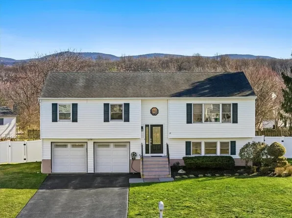 82 Guernsey Drive, New Windsor, NY 12553