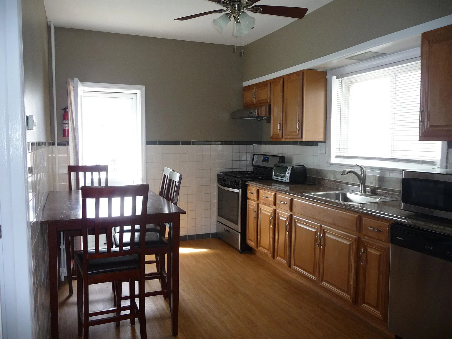 2 bed, 1.0 bath, 800 sqft, $2,700 — Photo 2